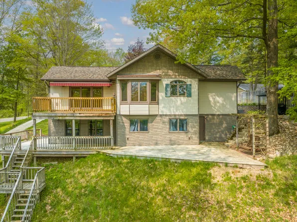 9030 Saint Ives Dr, Stanwood, MI 49346