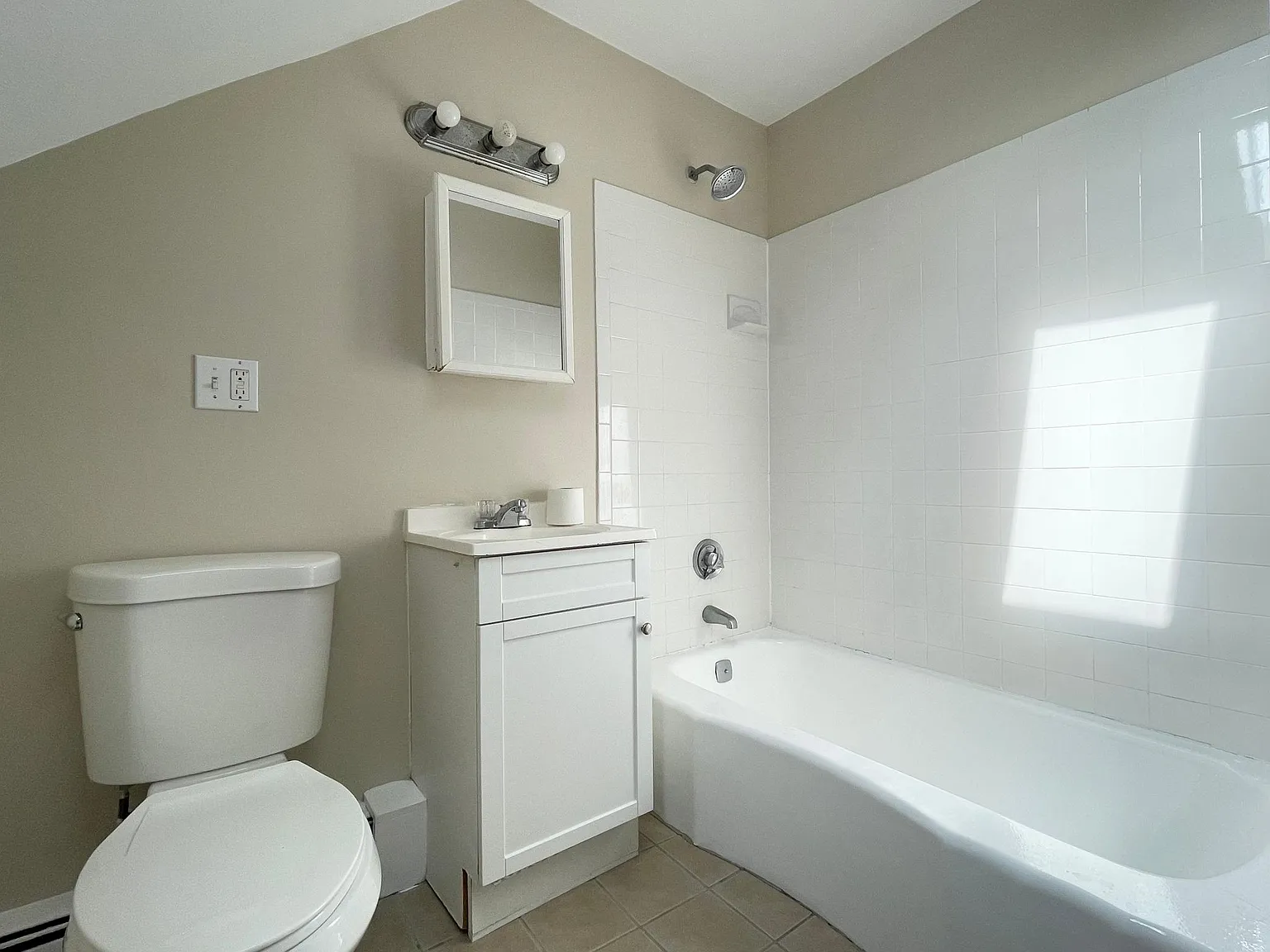 3 bed, 900 sqft, $2,695 — Photo 3