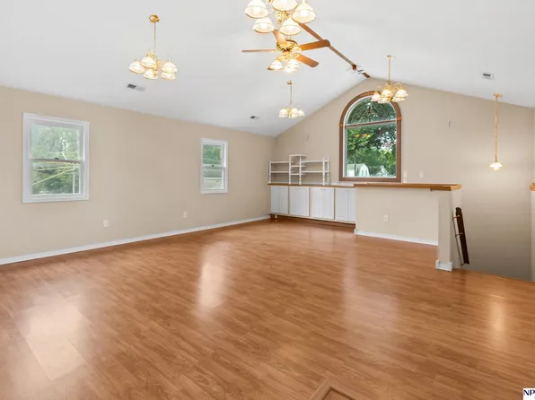 220 N 14th St, Tekamah, NE 68061