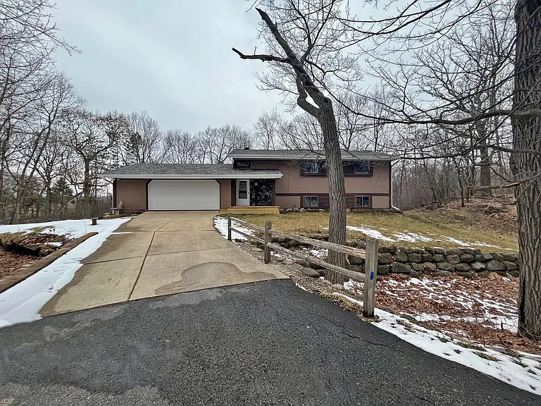 S9W31465 Irwin Ct — Photo 1
