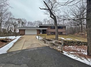 S9W31465 Irwin Ct, Delafield, WI 53018