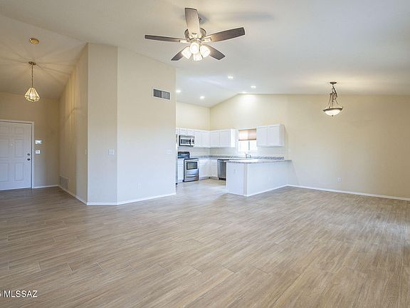 4th image of 942 S Sierra Nevada Dr