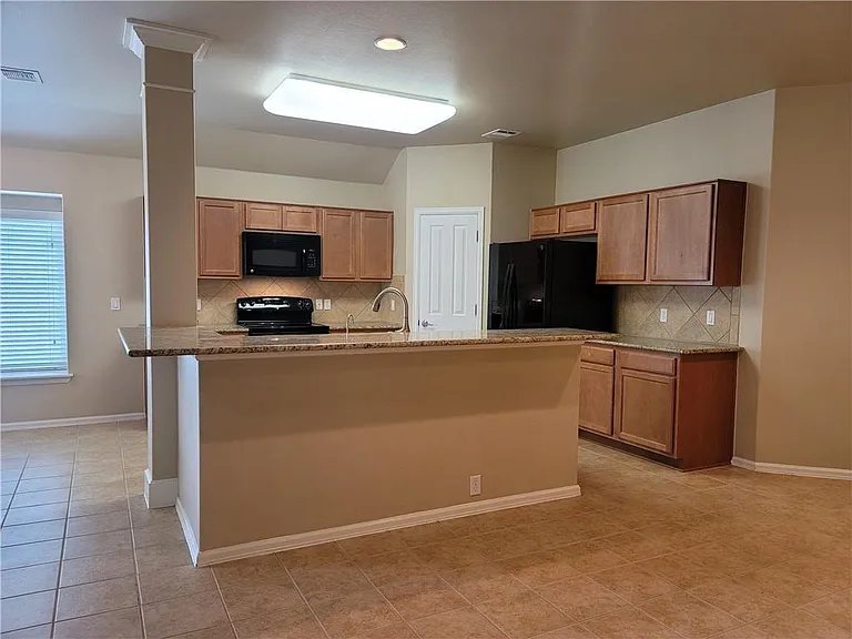 208 Hummingbird Ln — Photo 5