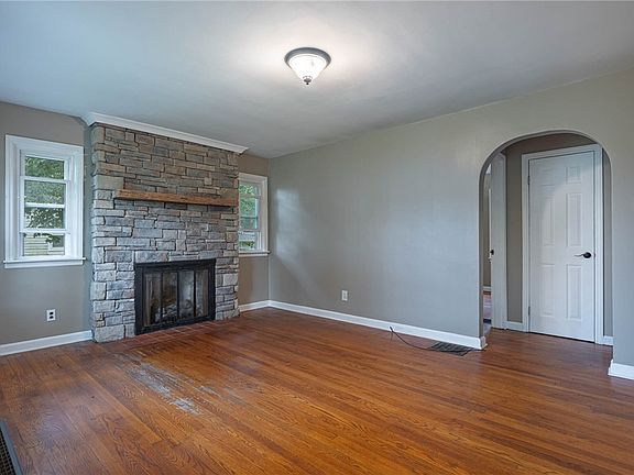 3rd image of 407 W Lomar Ave