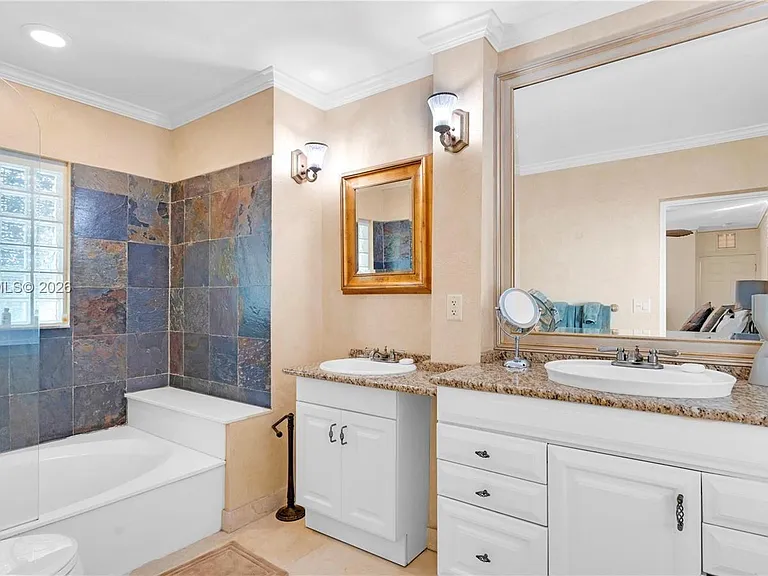 623 NE 17th Way — Photo 16