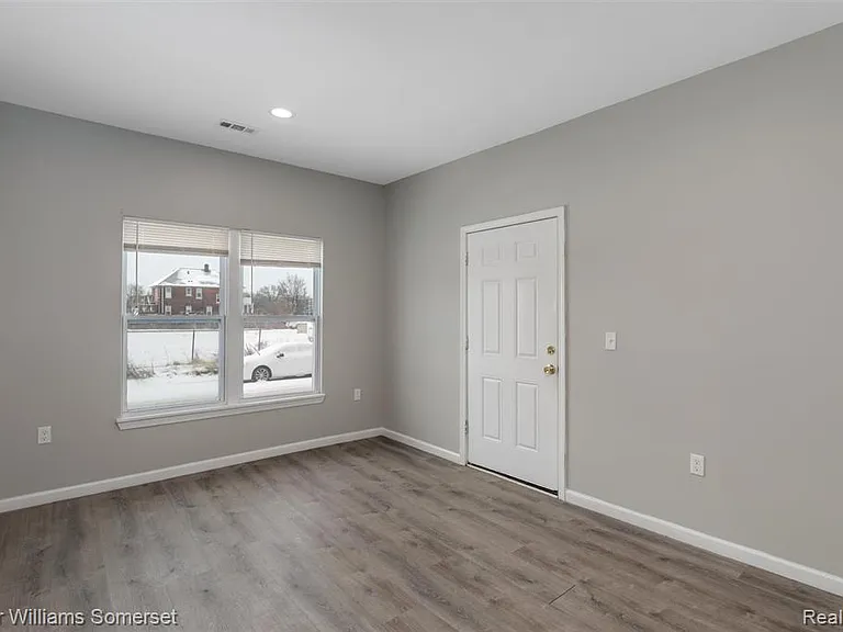 1119 Custer St — Photo 3