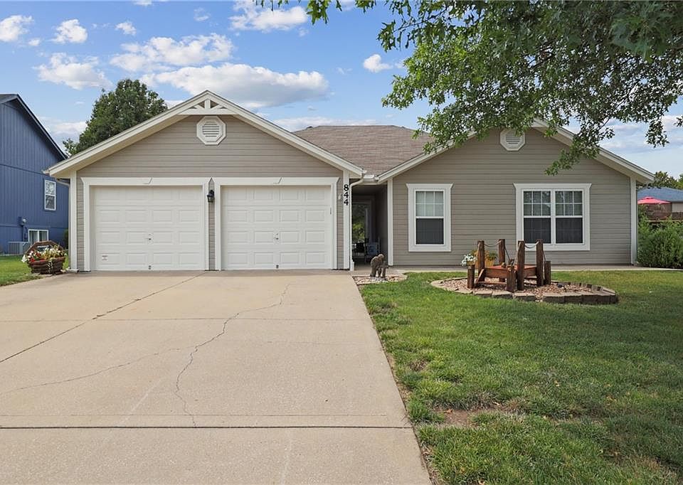1st image of 844 SW Country Hill Dr