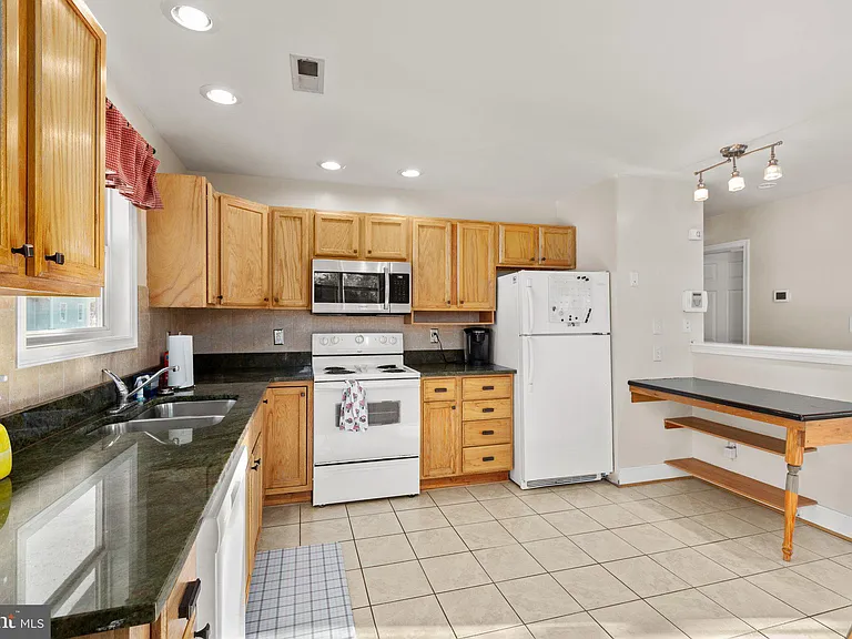 621 Wolfe St #A — Photo 5