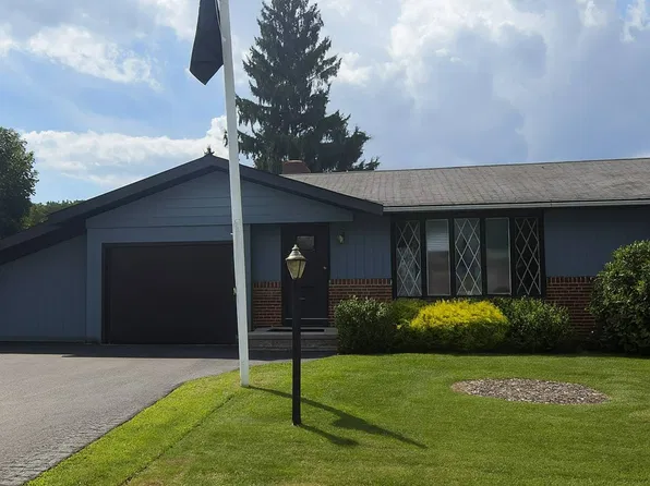 165 Mountain Laurel Dr, Cranston, RI 02920