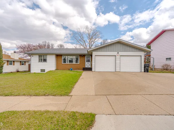 2413 N 6th St, Bismarck, ND 58503