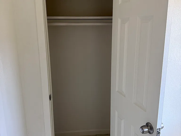 139 W Tyler St #B — Photo 8