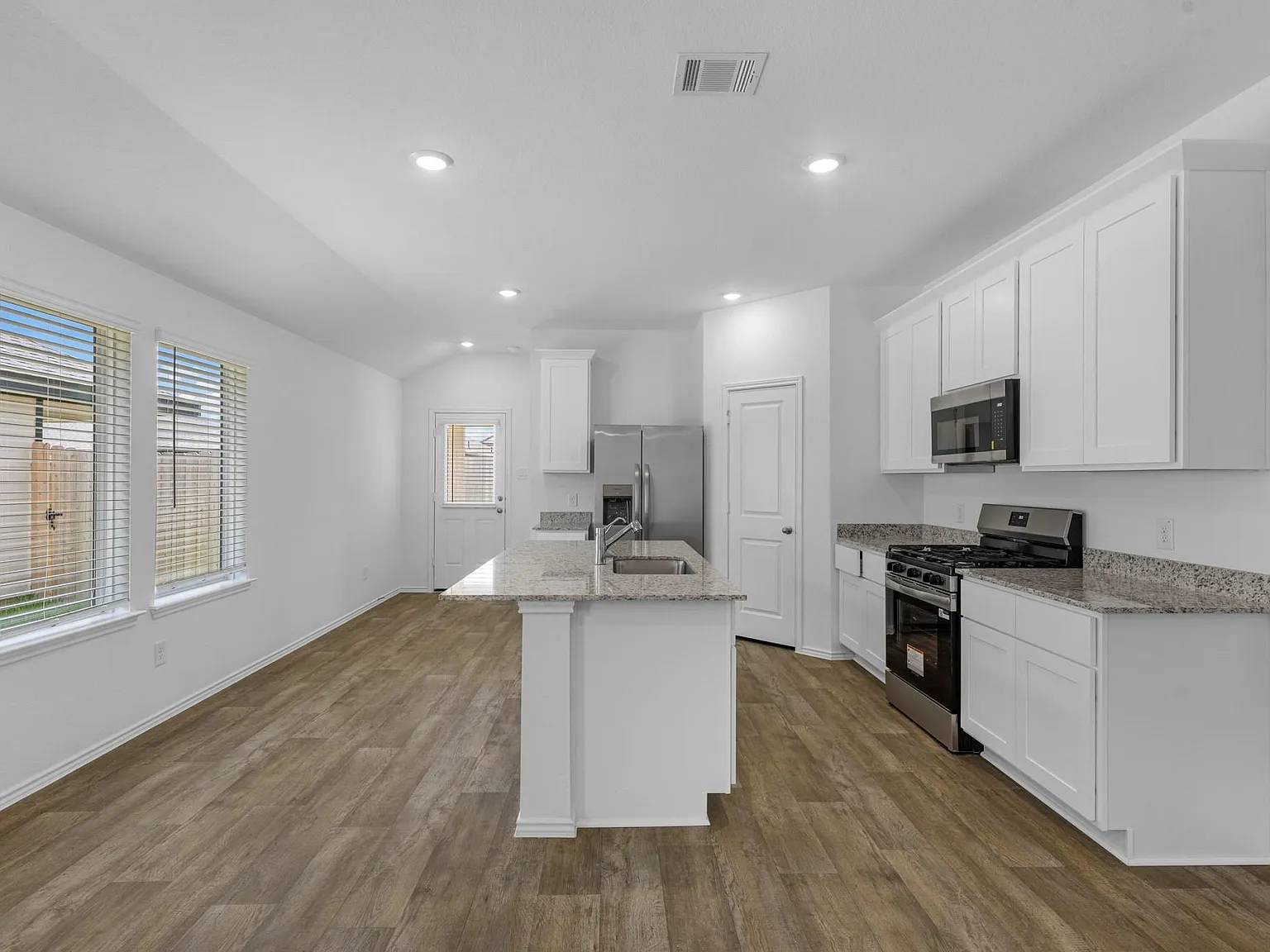 3 bed, 2.0 bath, 1535 sqft, $2,075 — Photo 2