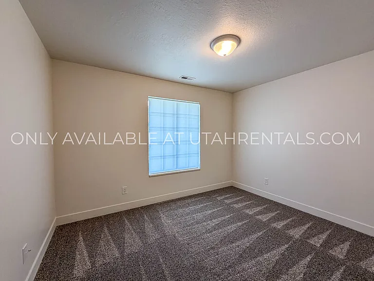 960 N Eastview Dr — Photo 25