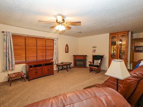 3rd image of 2030 Castlerock Dr