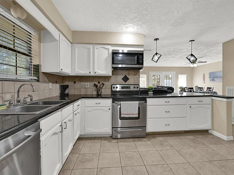 14102 Sylvia Dr — Photo 24