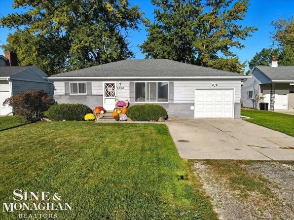 5592 Pointe Dr, East China, MI 48054