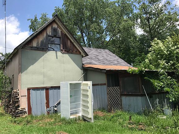 3rd image of 102 Oak St