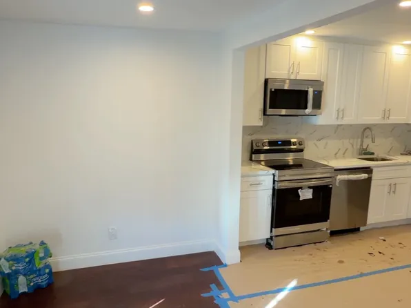 129 Cochran Pl #1, Valley Stream, NY 11581