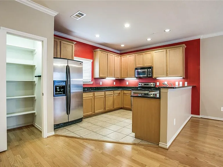 2415 Stutz Dr #D — Photo 9
