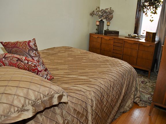 3rd image of 4342 N Sawyer Ave APT 2R