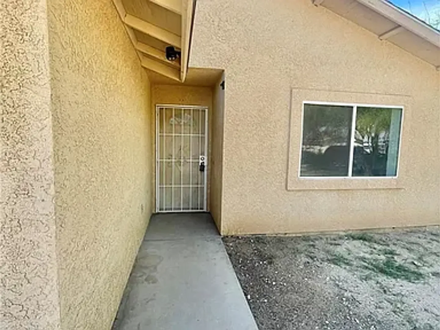 Close to Base 3 Bedroom 2 Bathroom Home — Photo 2