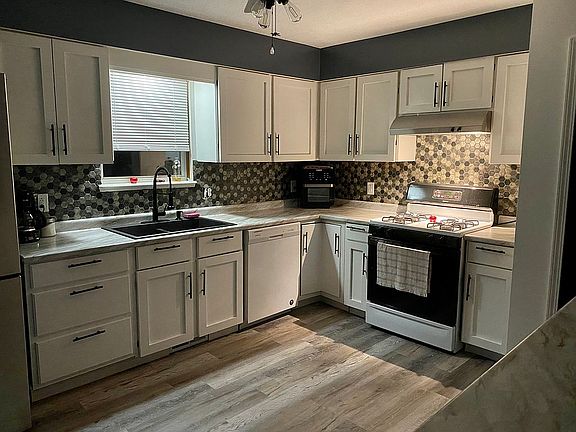 4th image of 1585 Park Ave