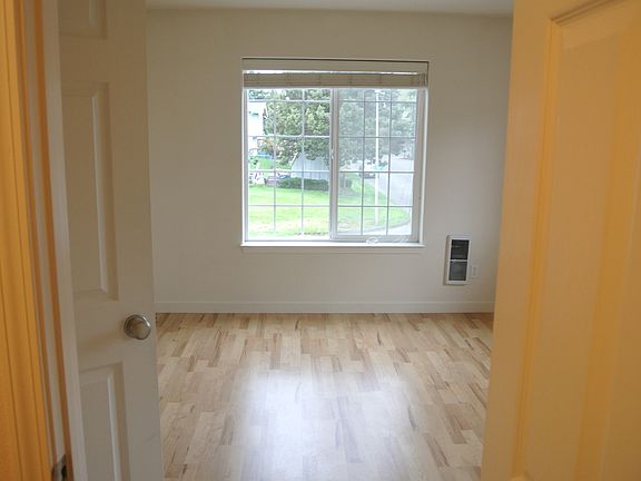 5th image of 2915 NE 53rd St