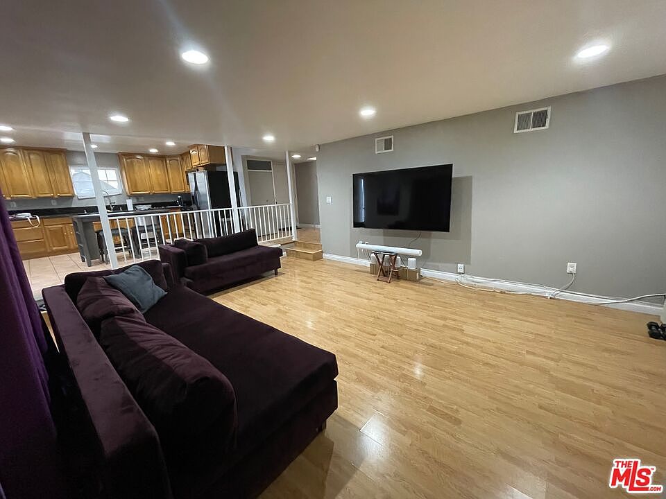 1st image of 710 1/2 Venice Way