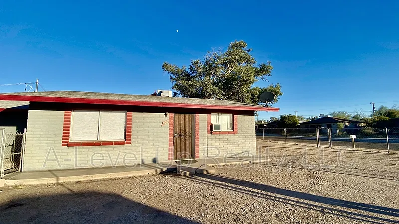 3 bed, 1.0 bath, 1200 sqft, $1,200 — Photo 1