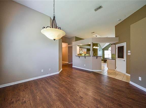 4th image of 904 Hawthorne Dr