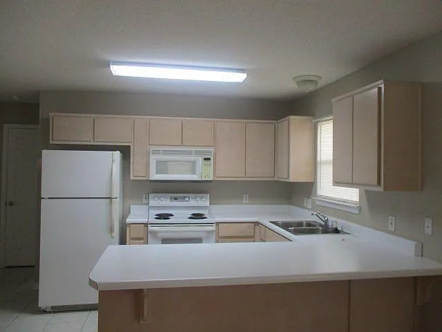 7720 Lola Cir — Photo 6