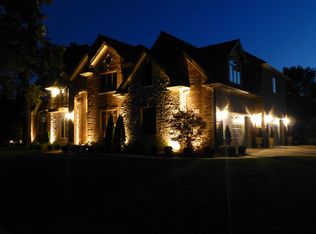 810 Oak St, Roselle, IL 60172