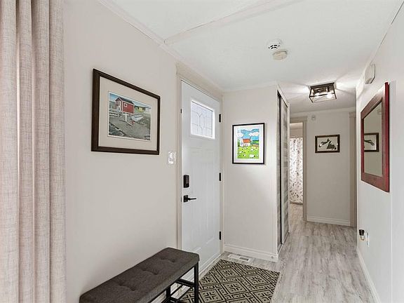 5th image of 105 SW Sumac Cres