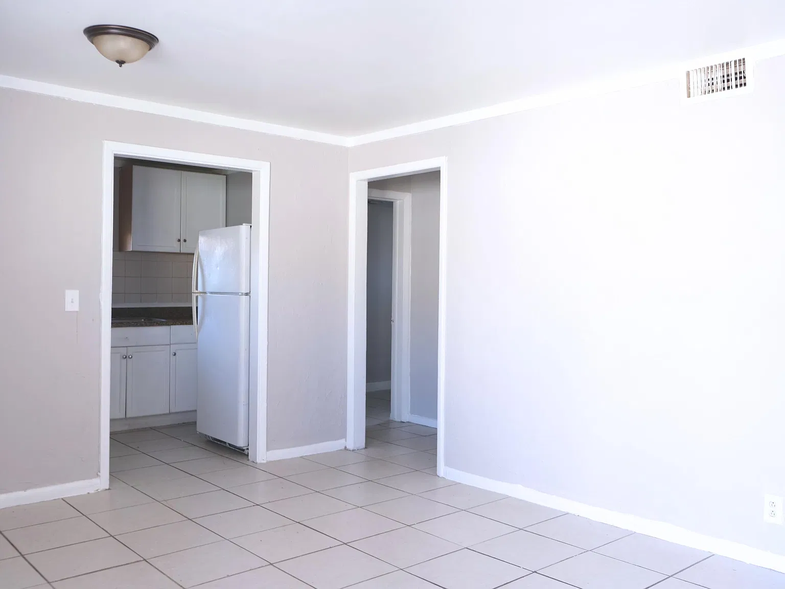 3 bed, 1.0 bath, 1250 sqft, $2,200 — Photo 3