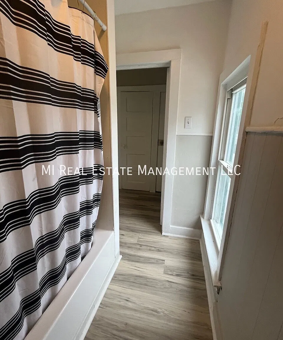 3 bed, 1.0 bath, 1200 sqft, $1,695 — Photo 4