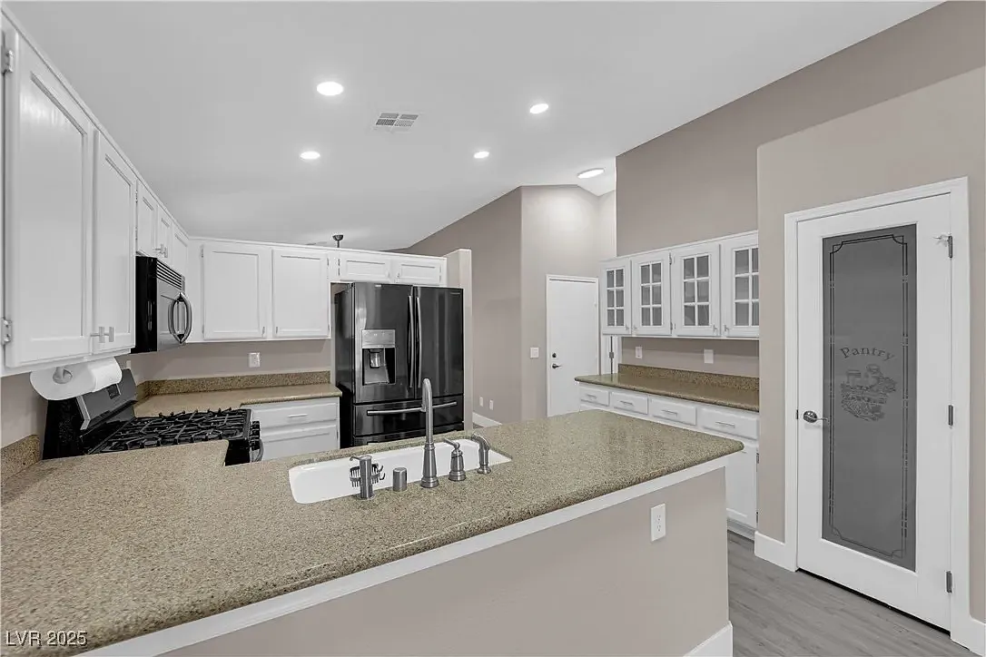 3 bed, 1305 sqft, $2,200 — Photo 1