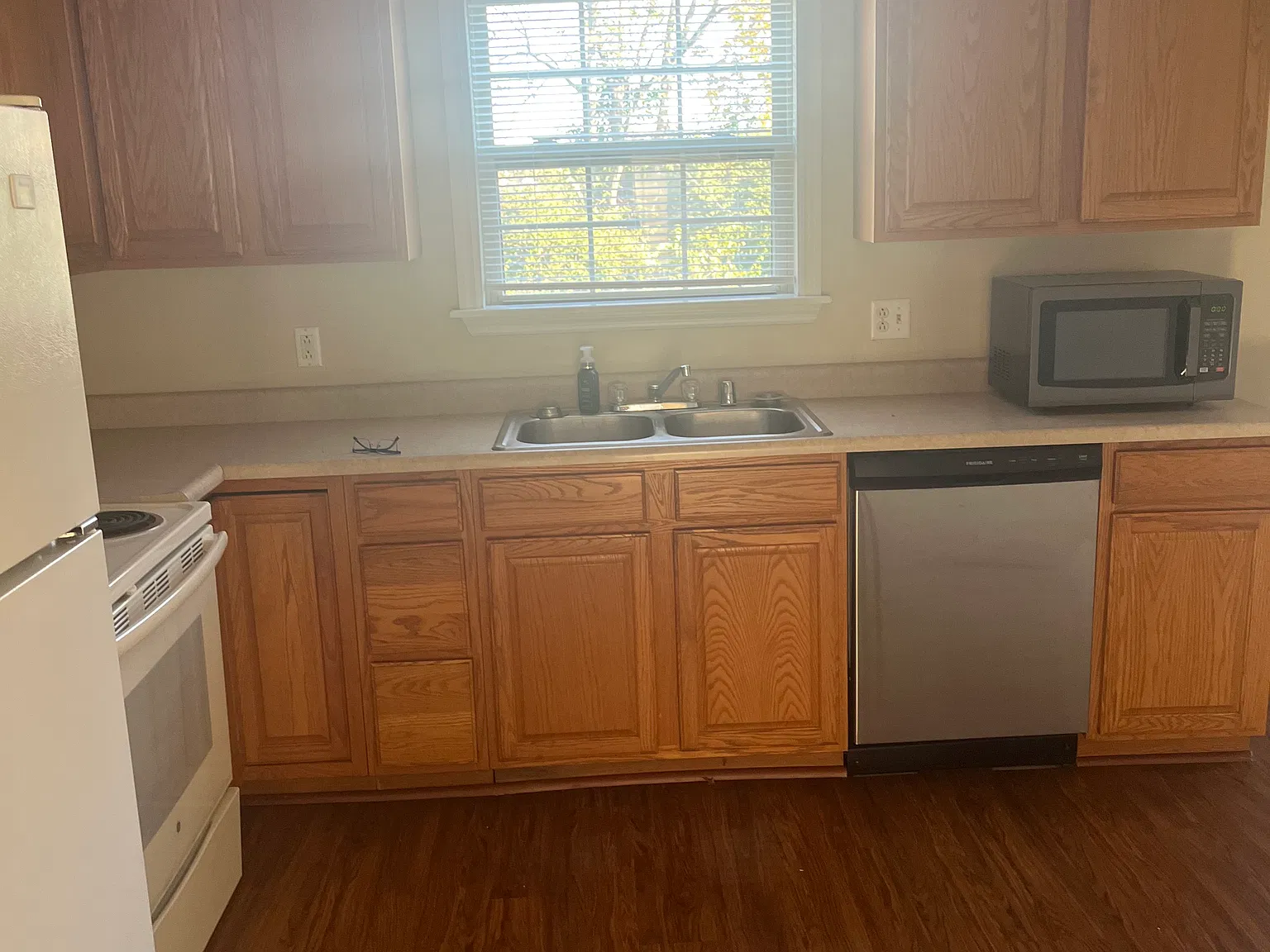 3 bed, 2400 sqft, $1,400 — Photo 4
