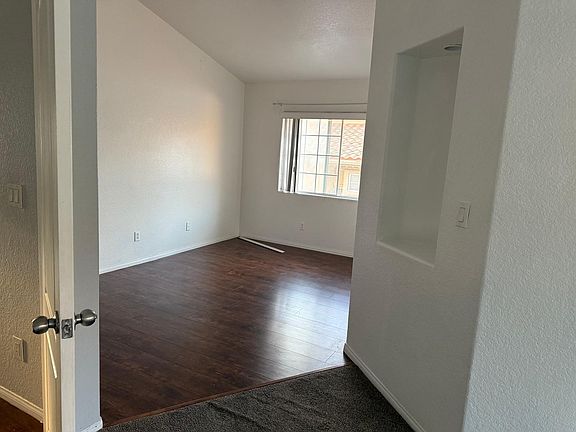 4th image of 1137 Foxboro Ave