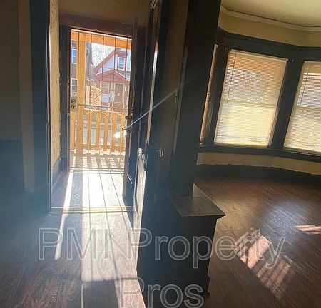 3rd image of 1608 W Meinecke Ave