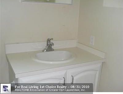 2nd image of 2753 NE 28th St APT 4E