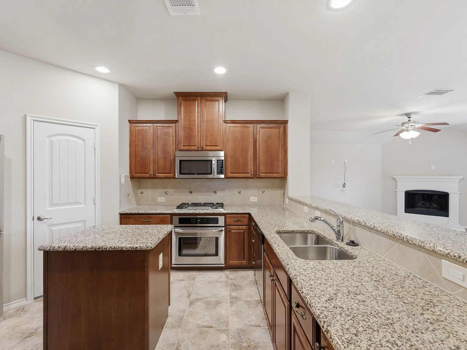 3 bed, 2054 sqft, $2,750 — Photo 3