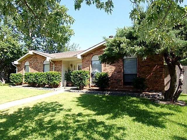 1st image of 825 Cambridge Dr