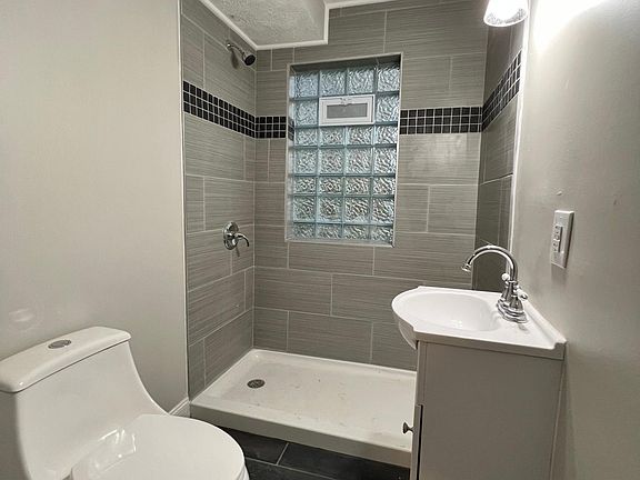 5th image of 133 W Blake Ave APT B