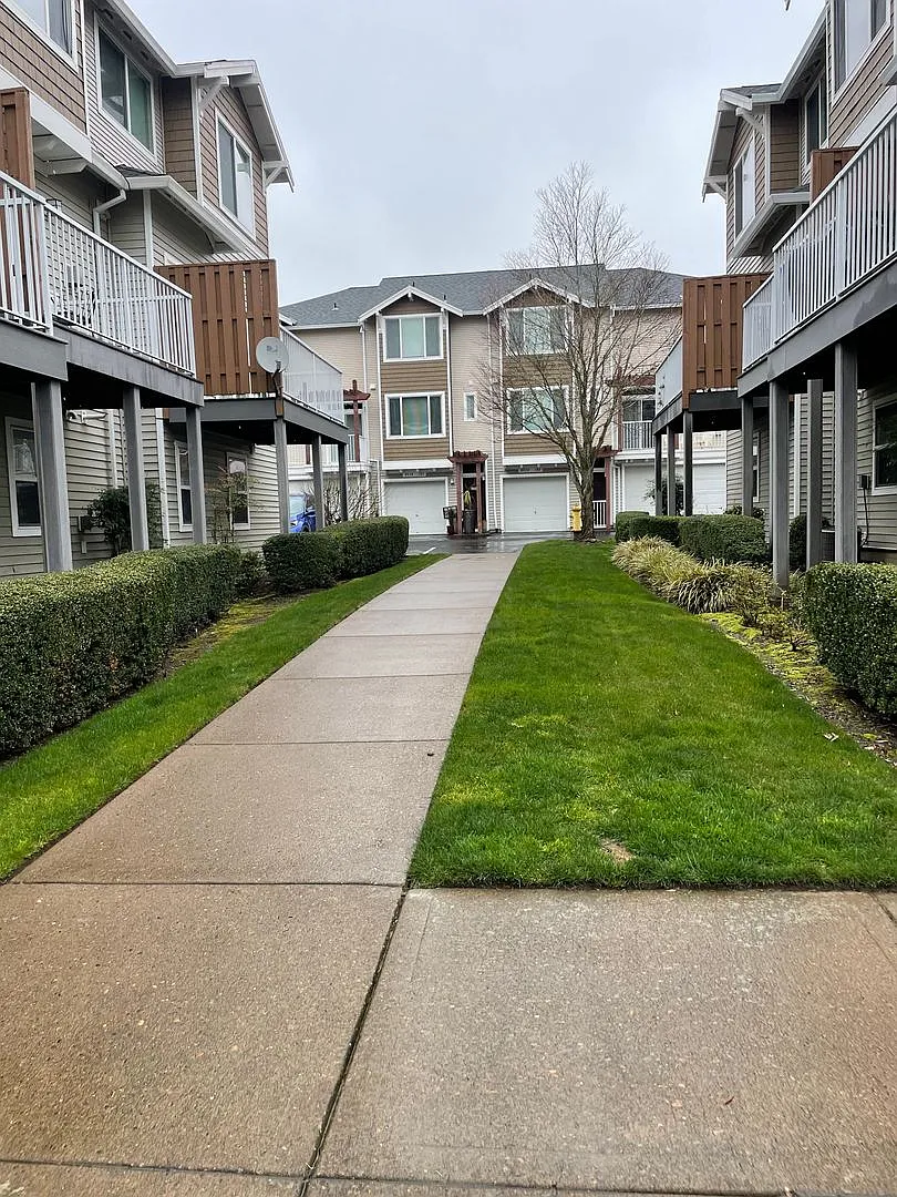 Beautiful Murray Hills Condo Townhome Now Available For Lease — Photo 2