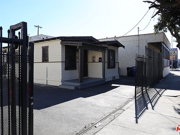 2nd image of 735 W 52nd Pl