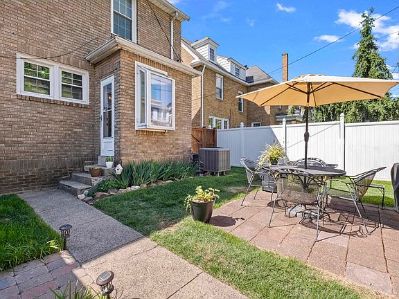 2nd image of 812 Windsor Ct