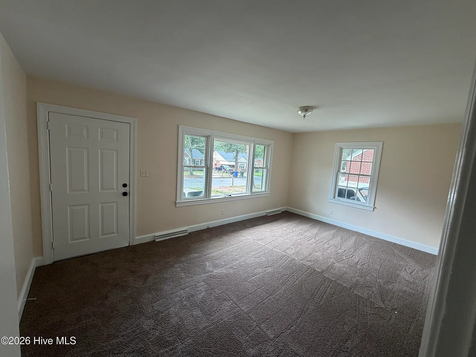 3 bed, 1.0 bath, 938 sqft, $1,200 — Photo 3