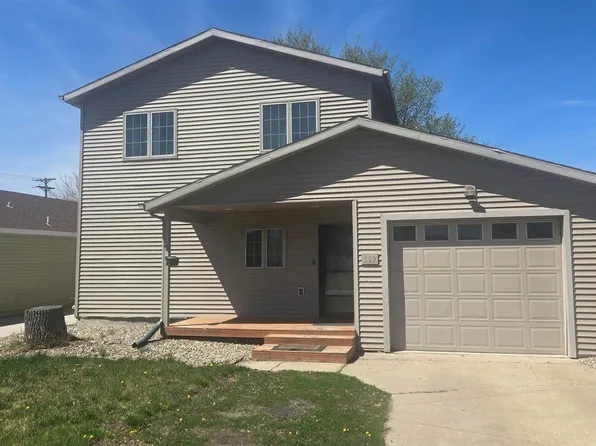 609 11th St NE, Minot, ND 58703