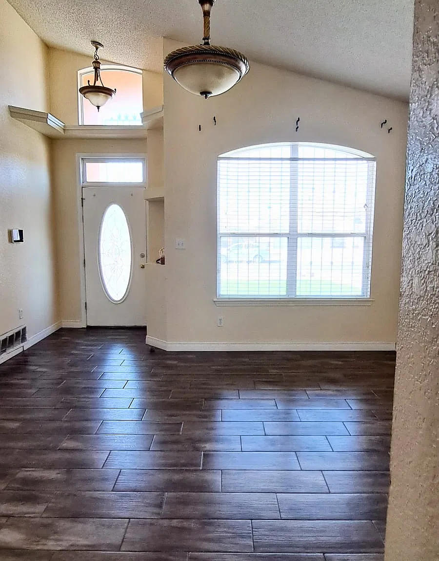 3 bed, 1457 sqft, $1,700 — Photo 2