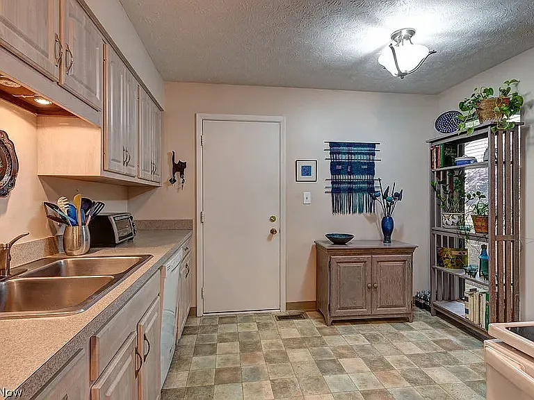 4458 Habersham Ln N #223 — Photo 12